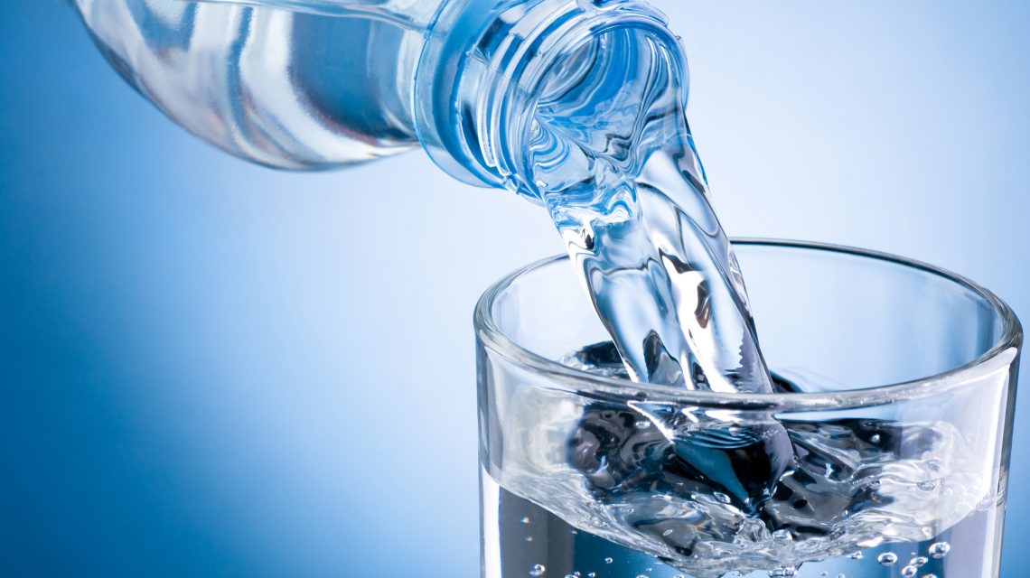 agua mineral daña los dientes y la dentadura mito o realidad